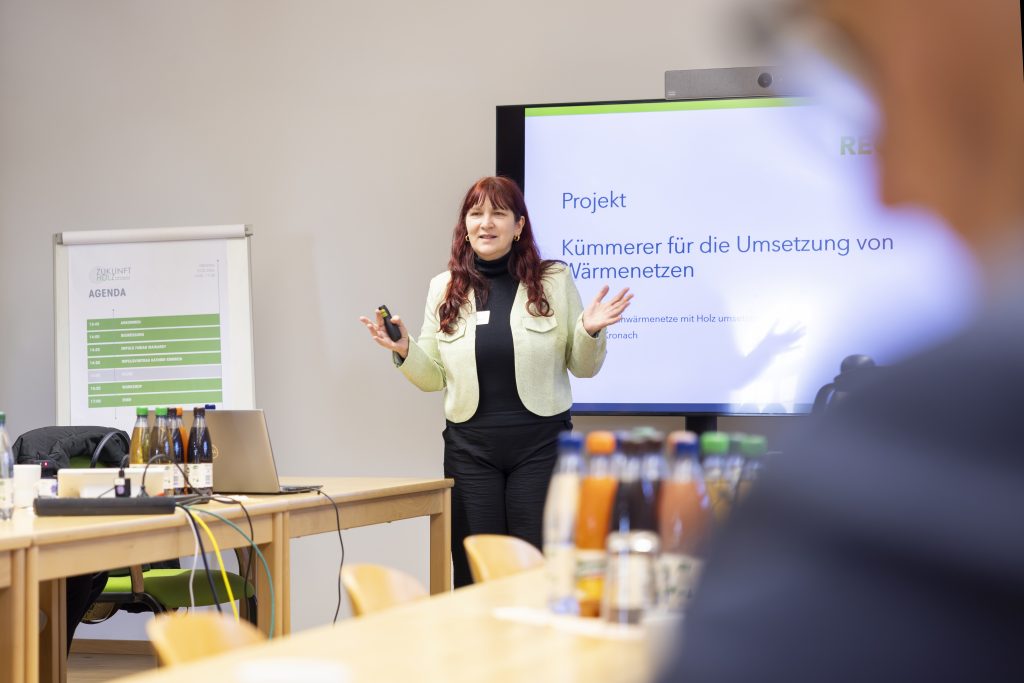 Person vor einem Fernseher mit Präsentation